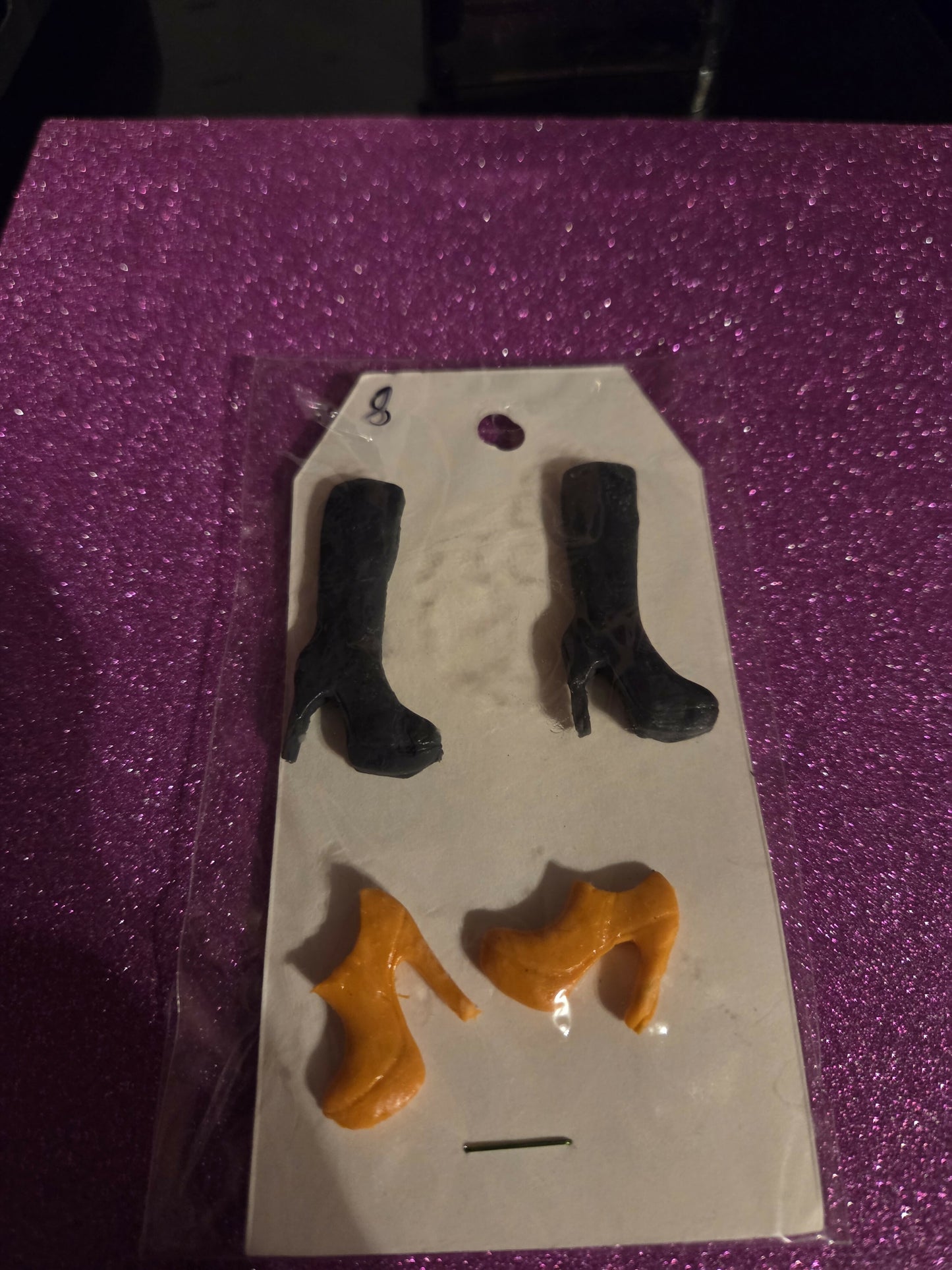 Aretes zapatilla naranja y bota negra