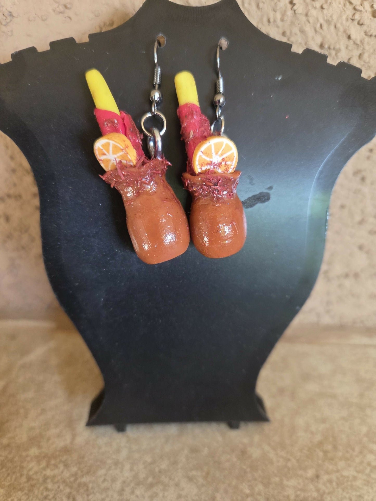 Aretes tipo cantarito con naranja y palo de chamoy