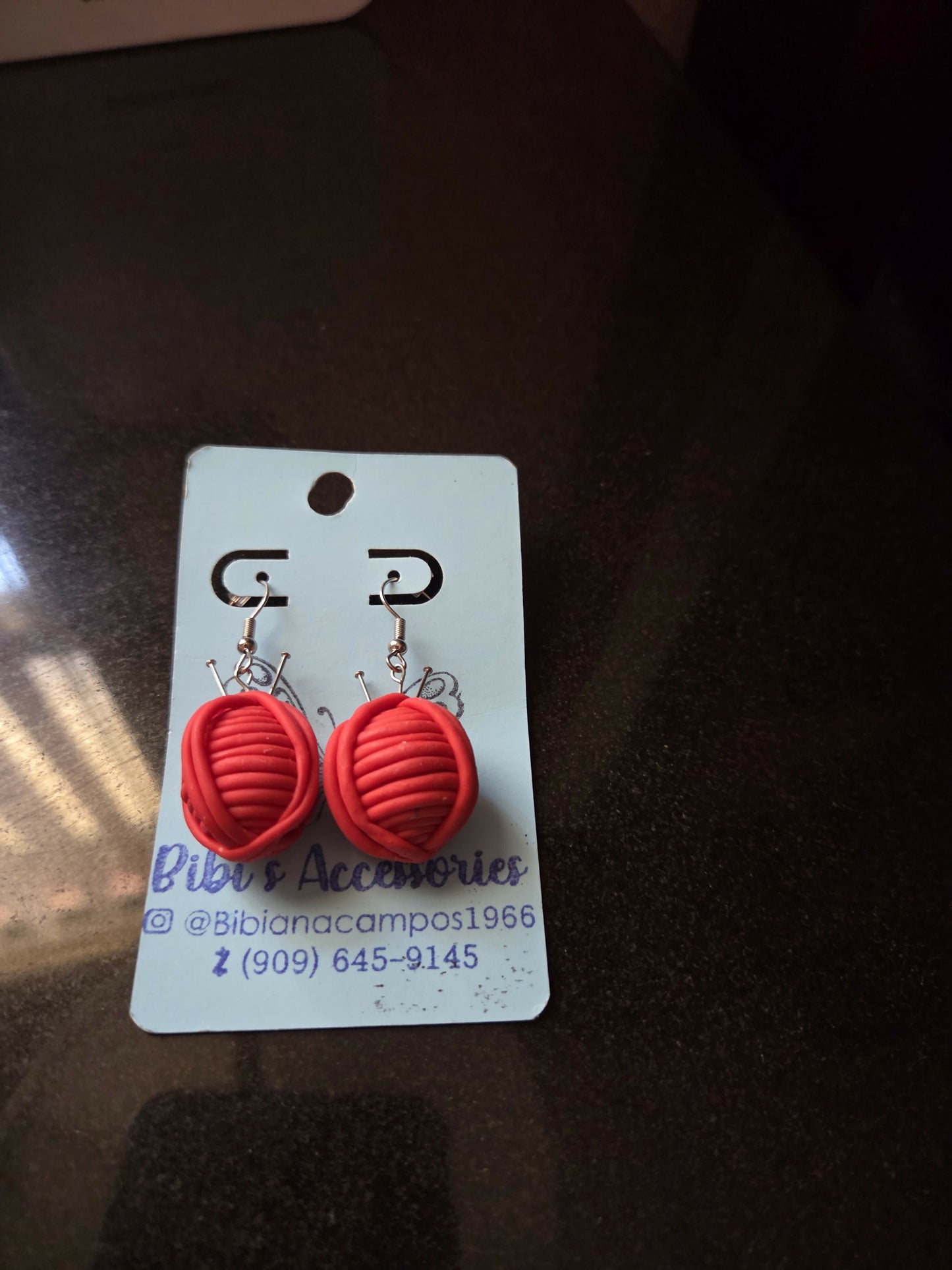 Aretes madeja de estambre rojo