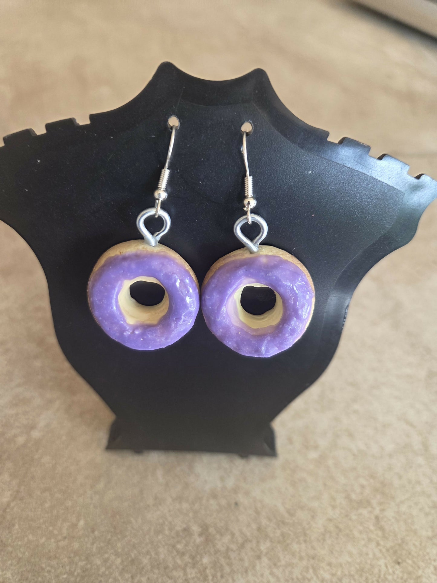 Aretes largo tipo dona pasta flexible amarillo I morado