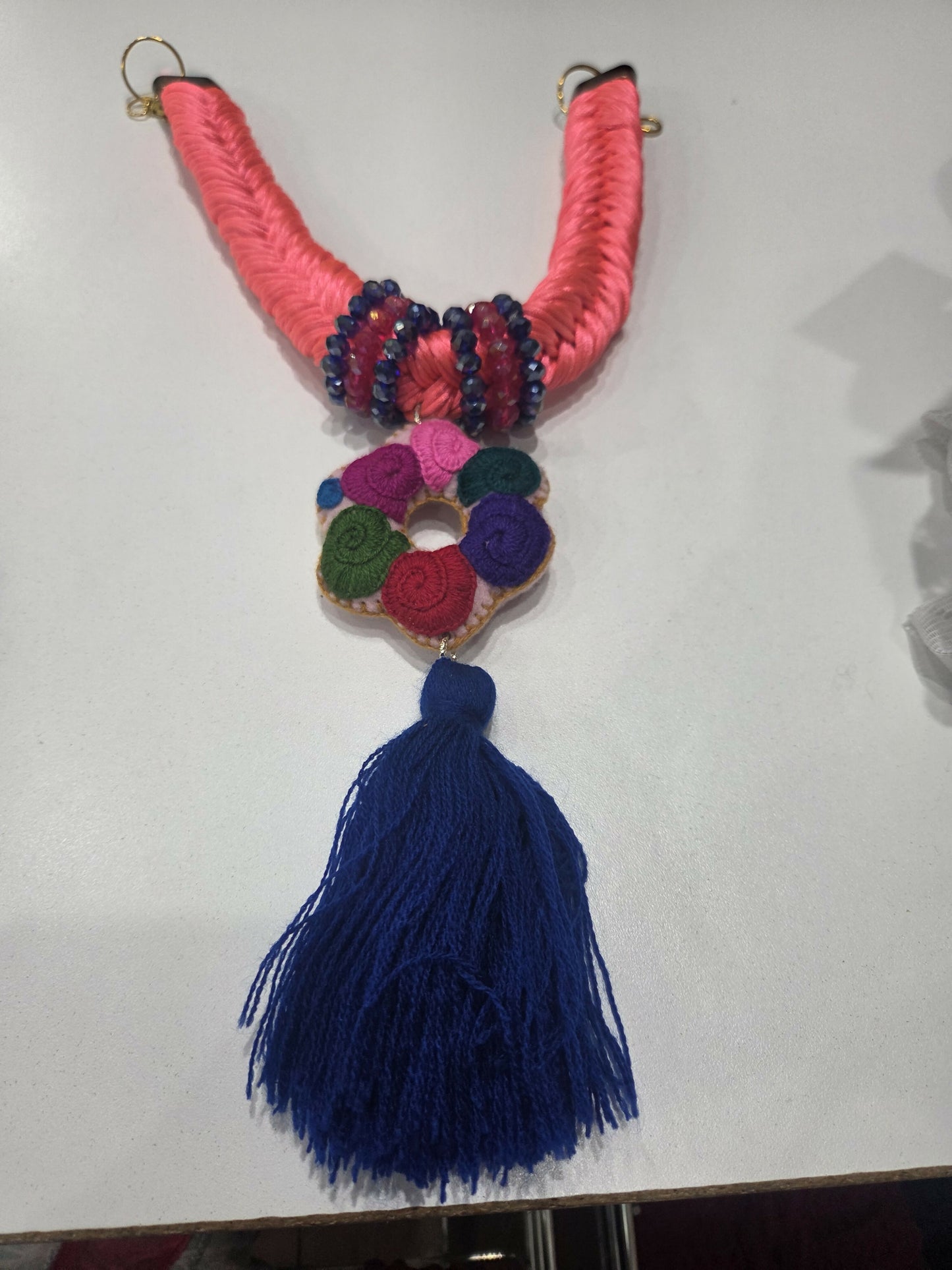 Purse chain trensa flor colores pompon azul