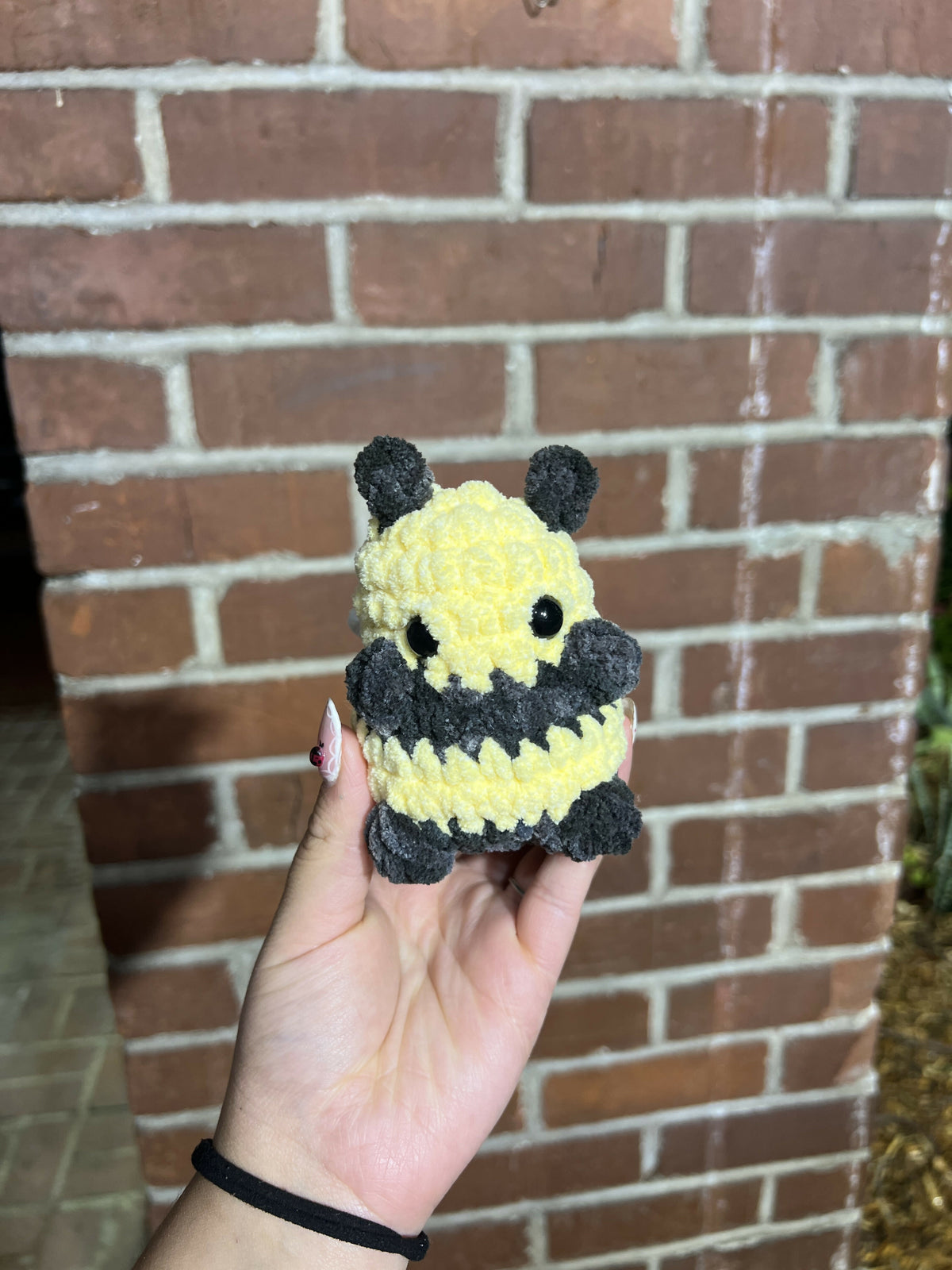 Crochet sitting bee