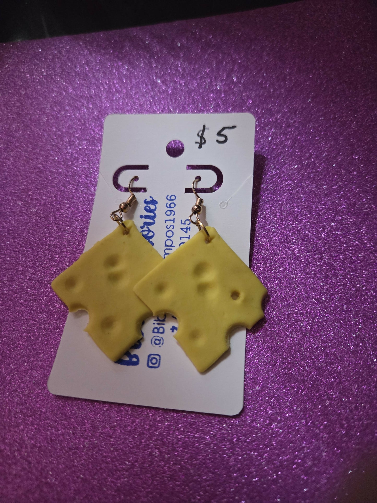 Aretes rebanadas queso amarillo