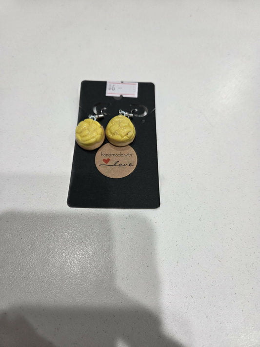 Concha amarilla earrings
