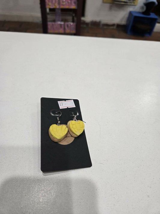 Concha amarilla corazon earrings