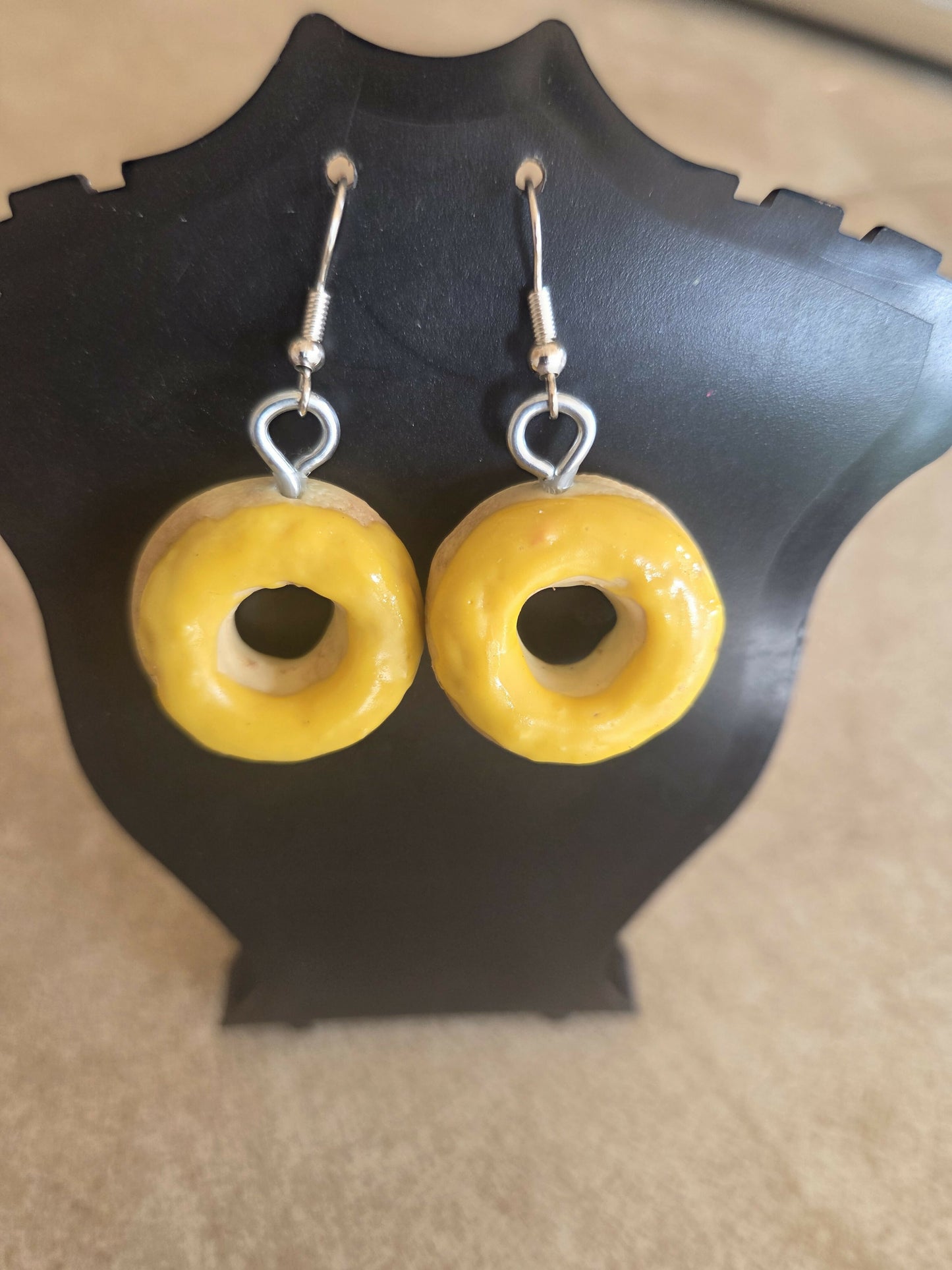 Aretes largo tipo dona pasta flexible amarillo I morado