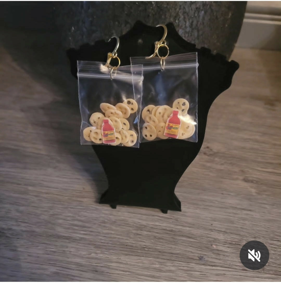 Aretes chicharrones con salsa valentina