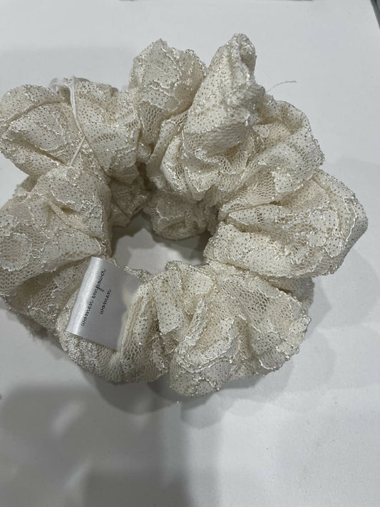Shimmer scrunchie- off white
