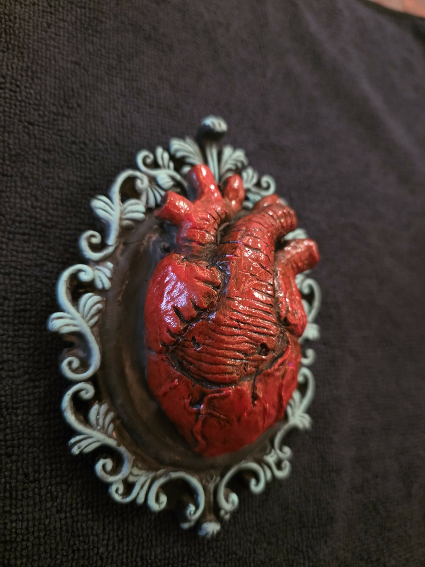 Anatomical heart with frame